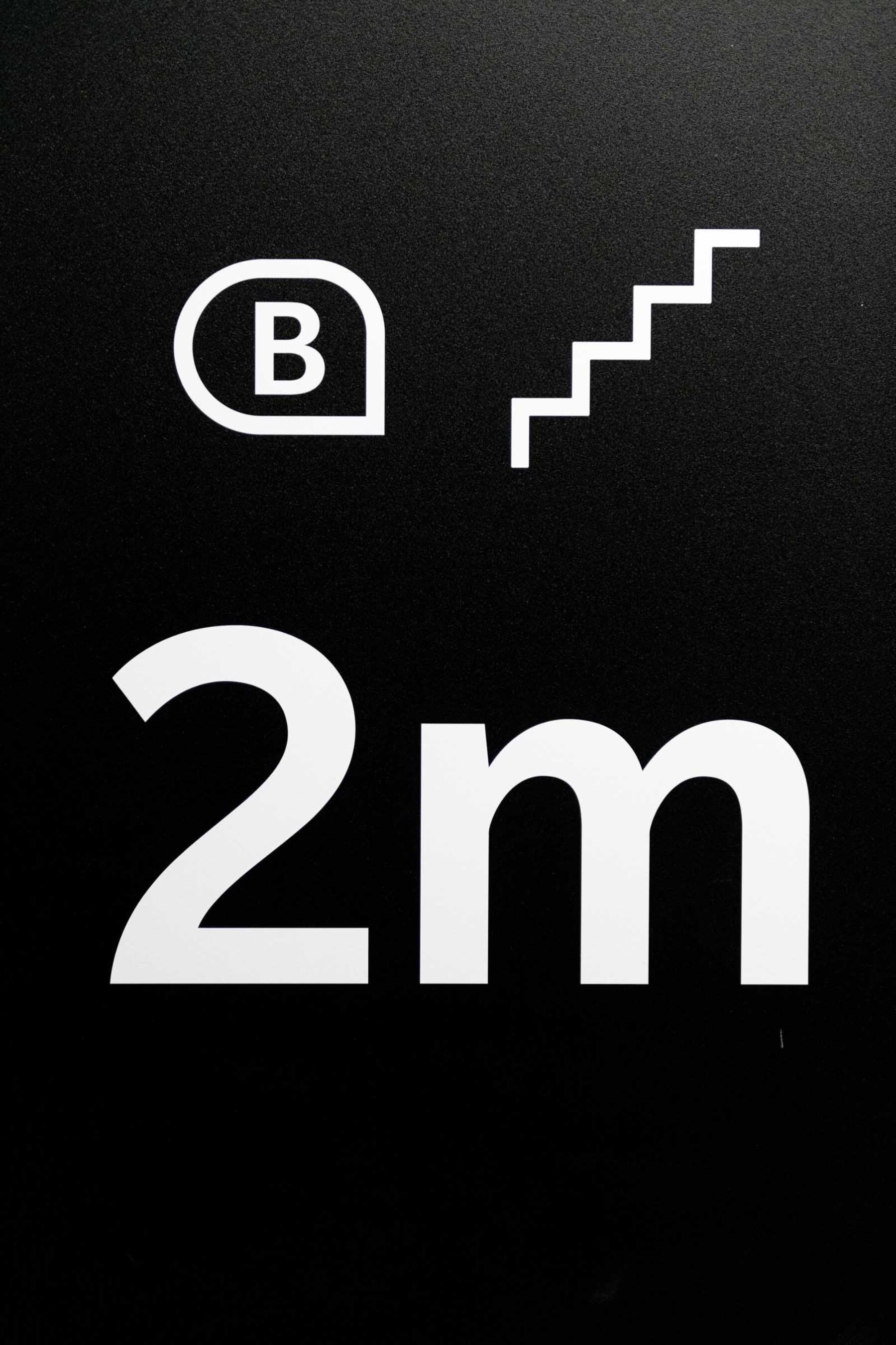 Wayfinding for Økern Portal. Etasje og trapp illustrert på skilt. Illustrasjon