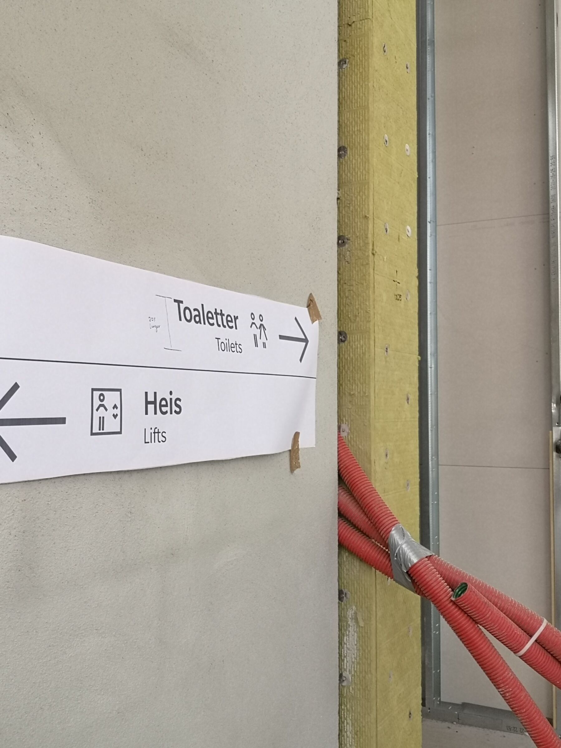 Skilting hengt opp på veggen for å teste på byggeplass. Foto