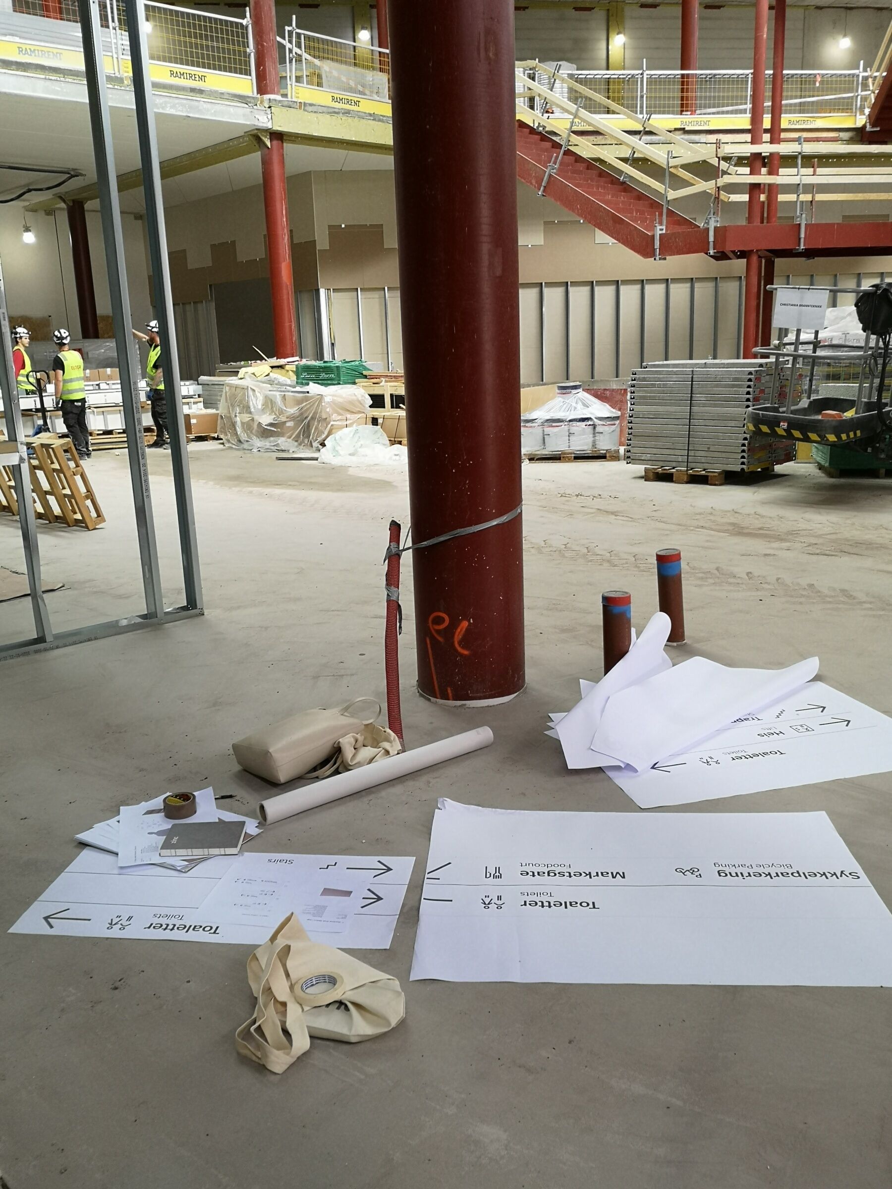 Byggeplass. Testprint på grafisk arbeid ligger plassert på gulvet. Foto