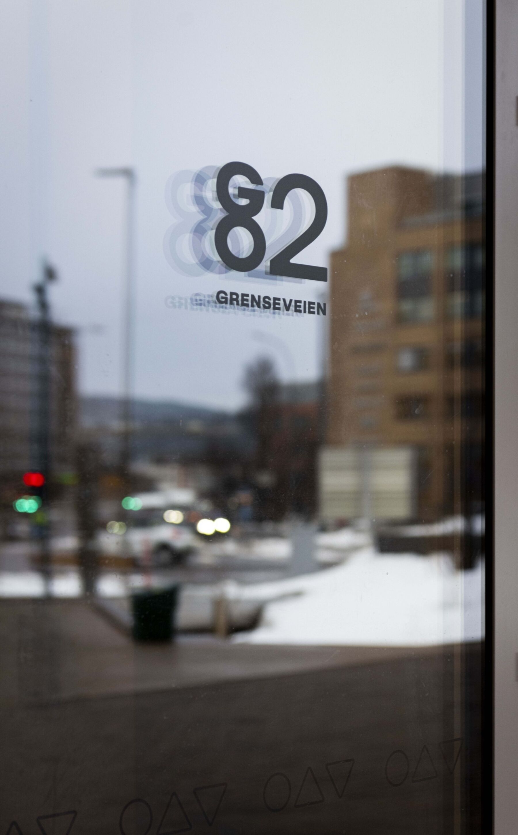 G82 logo foliert på glassdør. Foto.