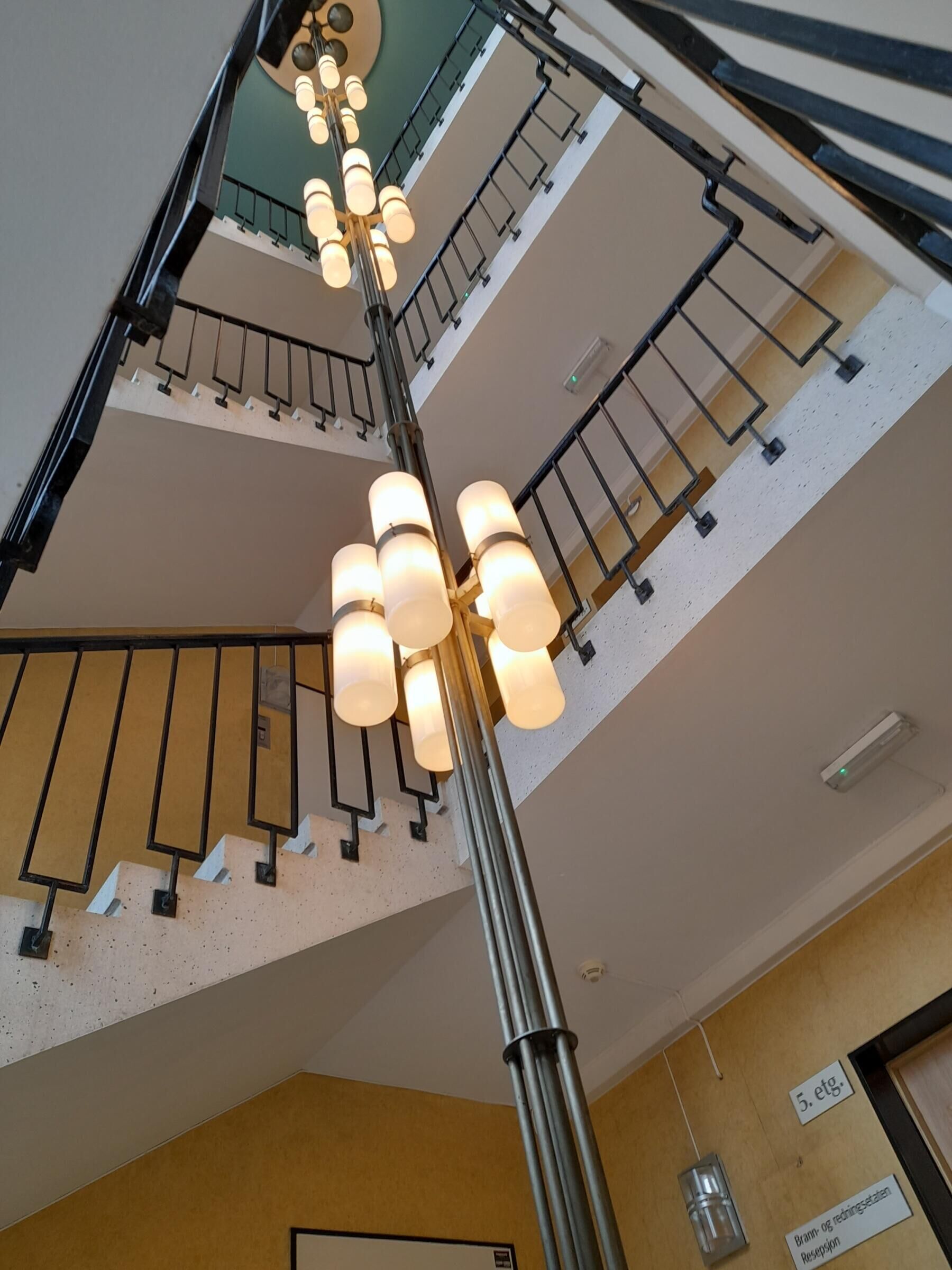 Lampe hengende i trappeoppgang. Foto.